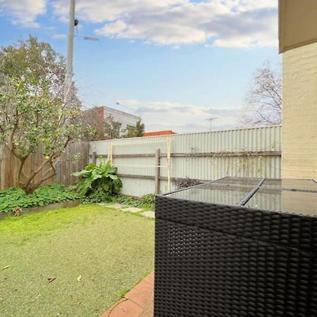 Chic Getaway At Fitzroy North Villa Melbourne Exterior photo